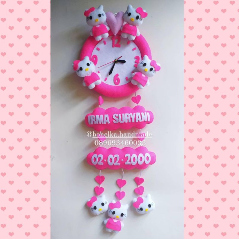 Jam dinding karakter Hello Kitty Nama dan Tanggal lahir