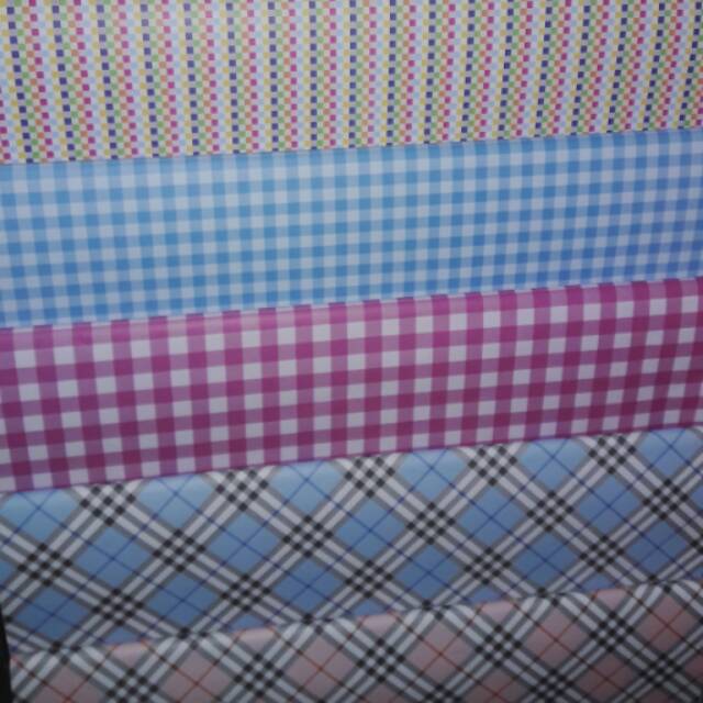 

kertas kado dewasa motif kotak/salur