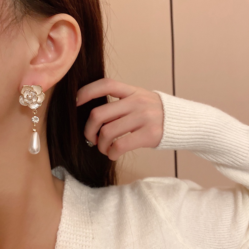 Anting Gantung Panjang Model Bunga Camellia Dengan Mutiara Retro Mewah Untuk Wanita