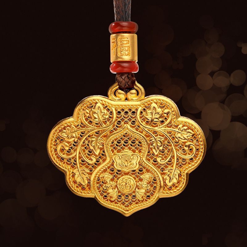 [Ready Stock]Fashion Hollowed-out Gold-Plated Carved Pendant Necklace