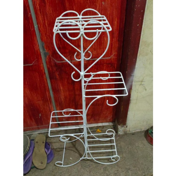 RAK BUNGA BESI MOTIF LOVE