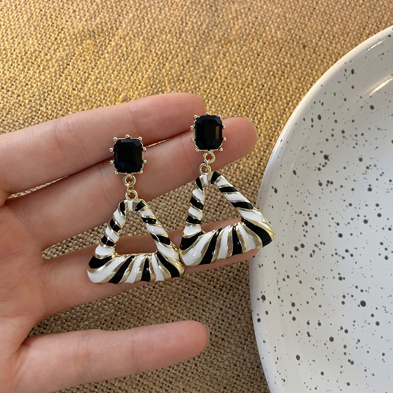 Anting Tusuk Gantung Temperament Desain Segitiga Hollow Motif Garis Hitam Putih Hias Berlian Gaya Korea Untuk Wanita