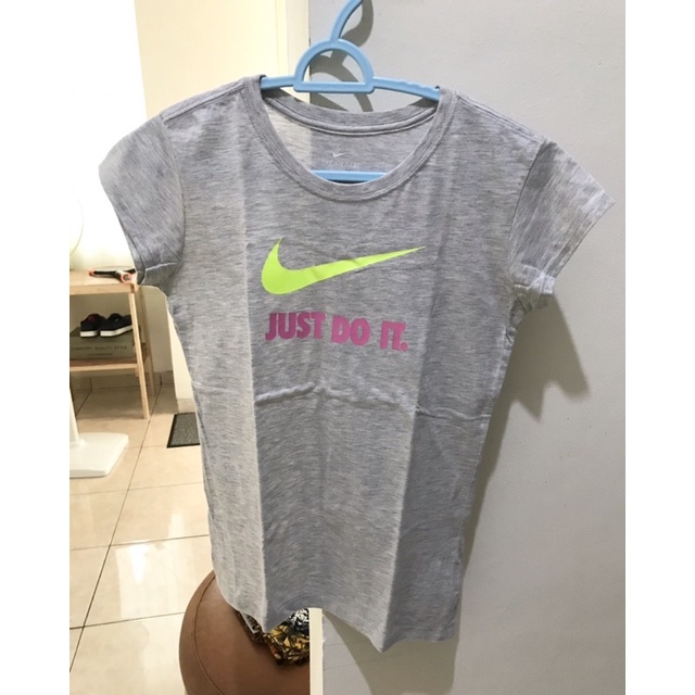 Kaos Nike Wanita Abu Abu
