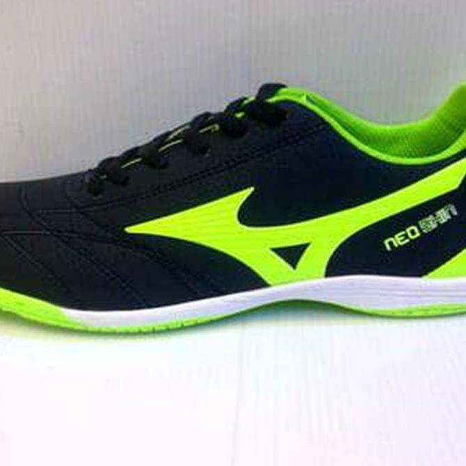 Sepatu sepatu futsal mizuno hitam list hijau stabilo