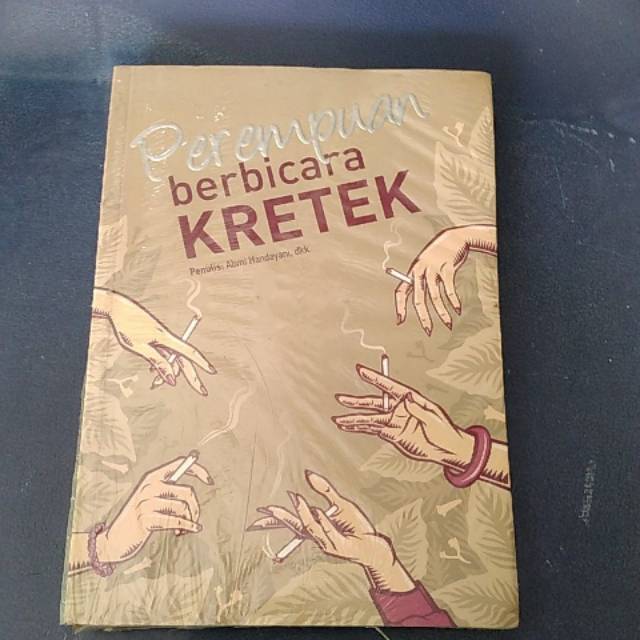 Perempuan berbicara kretek