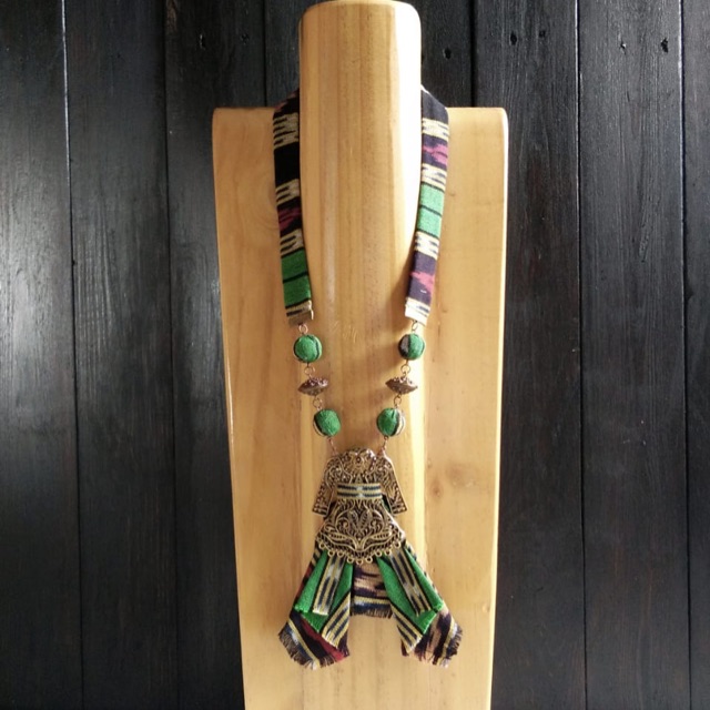 Kalung etnik kain tenun charm kebaya hijau