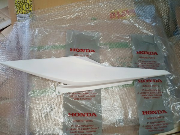 cover R body belakang Sonic 150 led k56-N00 original Honda putih bagian kanan