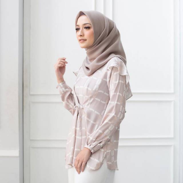 Emily blouse wearing klamby