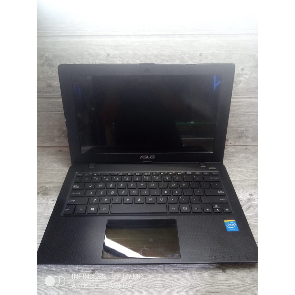 Notebook Asus X200CA 2GB 128GB SSD hitam Mulus