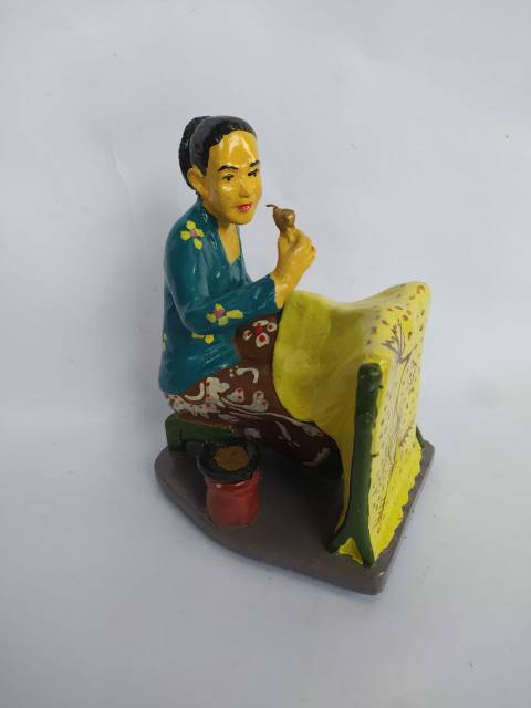 PAJANGAN MINIATUR WANITA SEDANG MEMBATIK UKURAN 12x10x17 cm BAHAN FIBERGLASS - DEKORASI RUMAH MURAH