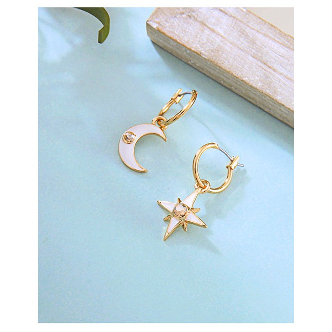 LRC Anting Tusuk Fashion Gold Diamond Glazed Star-moon Asymmetrical Earrings F75086