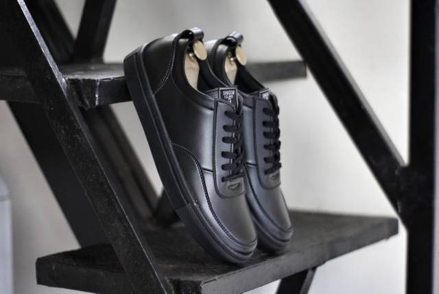 Sepatu Pria Sneakers Kulit Casual Formal Ringan Nyaman Warna Coklat Dan Hitam