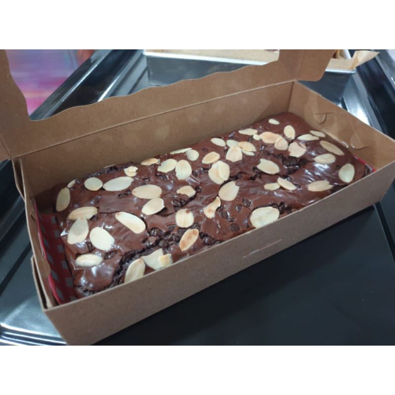 

almond brownies by HOCHIAK