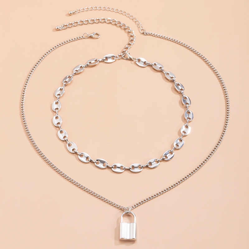 Kalung Choker Rantai Klavikula Lapisan Ganda Dengan Liontin Kunci Bahan Logam Gaya Vintage Untuk Wanita