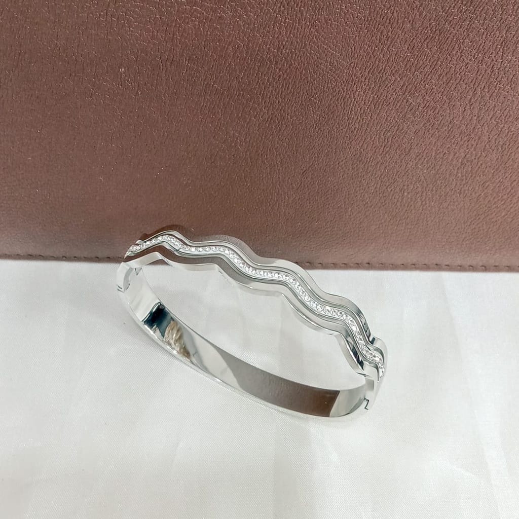 Gelang emas wanita / Gelang wanita terbaru kekinian / Gelang emas wanita / Gelang tangan wanita / Gelang wanita korea / Gelang xuping terbaru / Gelang titanium asli