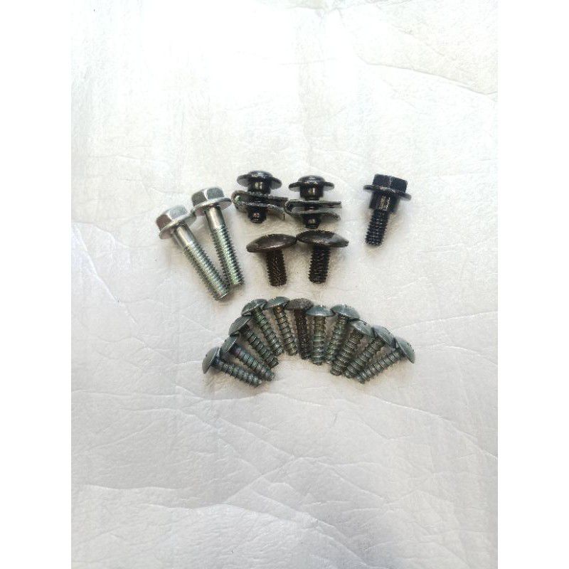 baut cover body depan lampu  vario 110  lama karbu