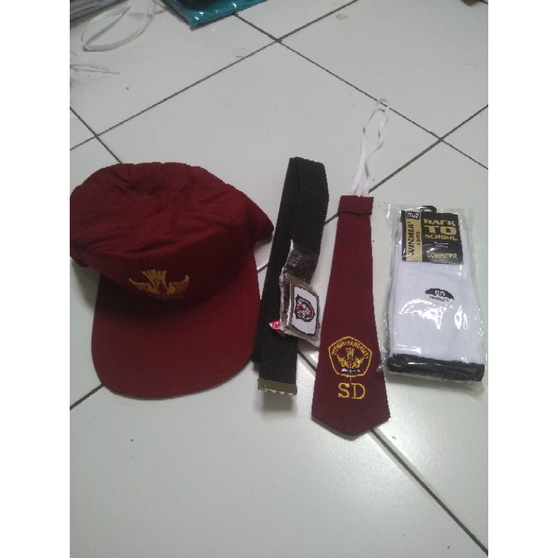 SET PERLENGKAPAN SEKOLAH ANAK LAKI-LAKI TOPI/DASI/GESPER/KAOS KAKI ANAK SD
