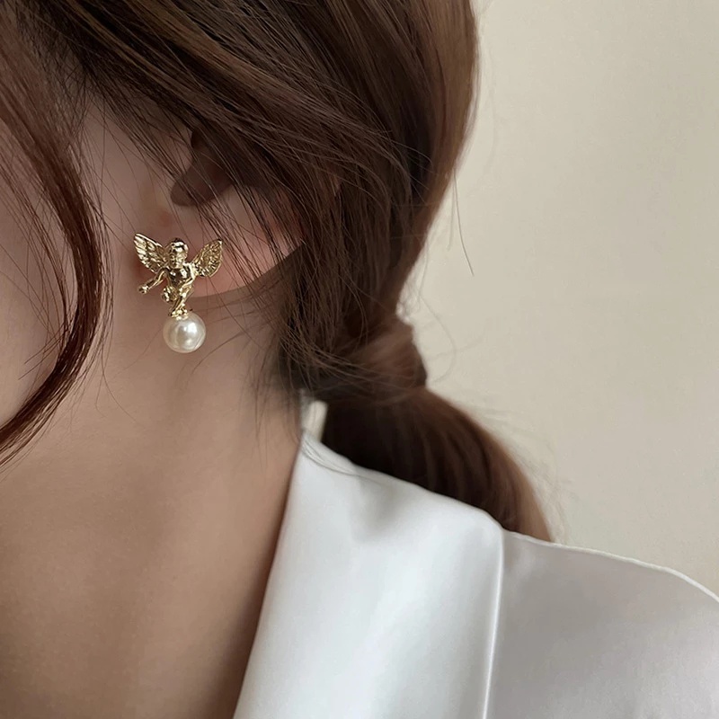 Anting Stud Desain Malaikat Cupid Aksen Mutiara Warna Emas Gaya Retro Elegan Untuk Pesta Pernikahan