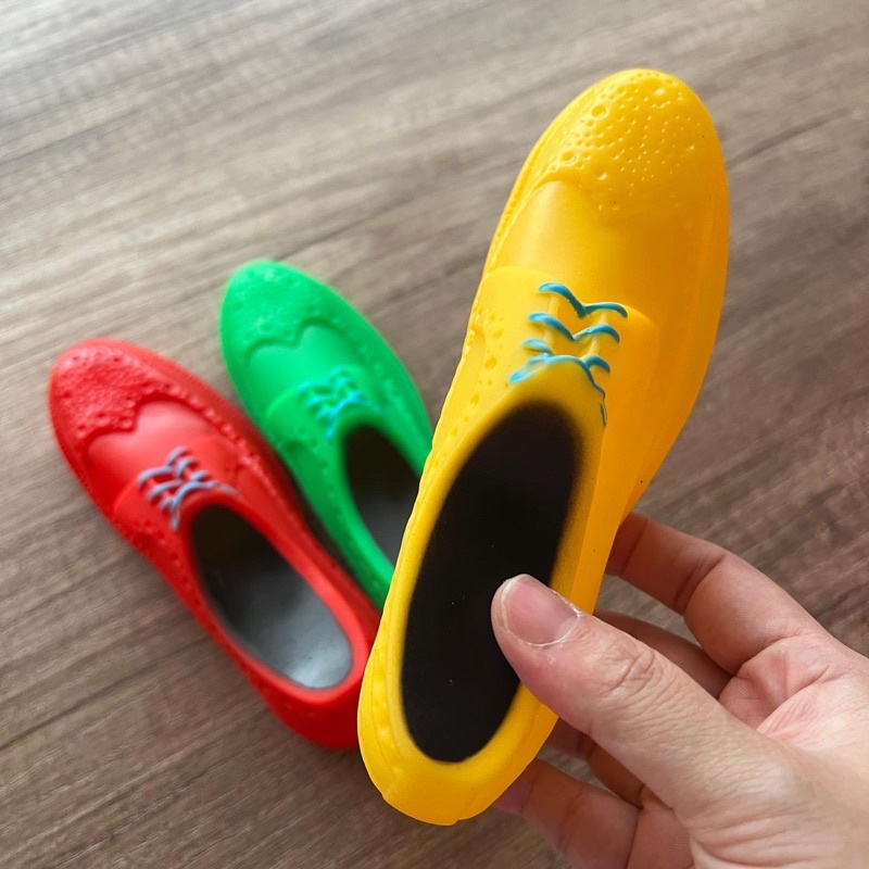 Rubber sepatu squeaky toy