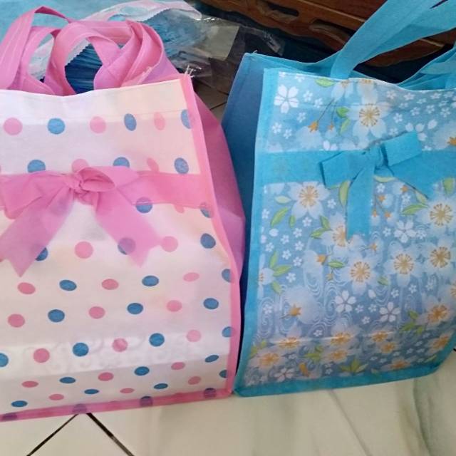 

tas kotak nasi 20x20 CM + kotak kecil .tas hajatan ,tas syukuran ,tas ulang tahun,tas souvenir