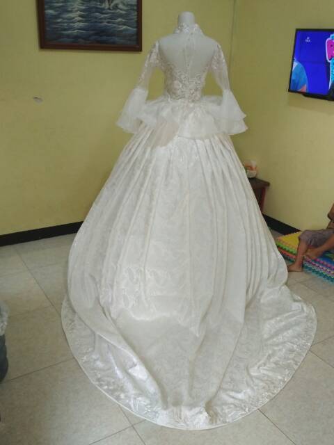 Gaun pengantin ekor / gaun preweding