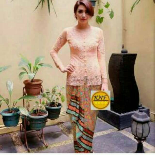 Kebaya tyas mirasih