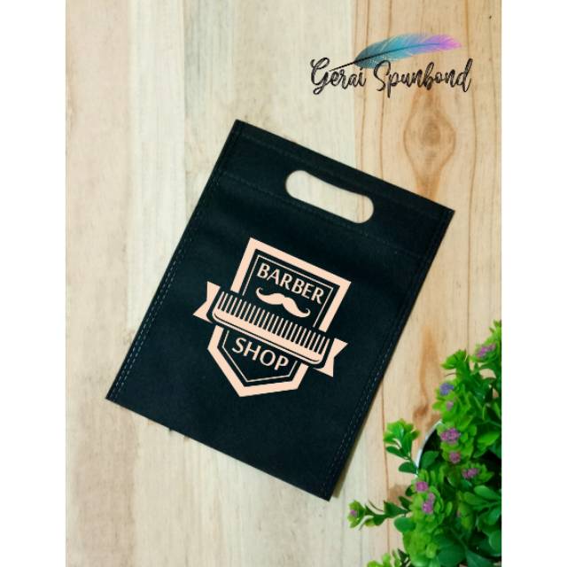

Goodie Bag Spunbond Oval Press Uk. 20cm x 26cm Free Sablon Custom Berkualitas Bagus