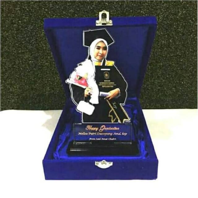 Plakat wisuda, plakat graduation, plakat akrilik wisuda, plakat custom, standee akrilik, plakat unik