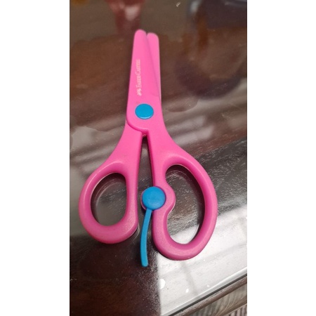 

Gunting kertas ergonomic untuk anak preloved. Safety Scissors