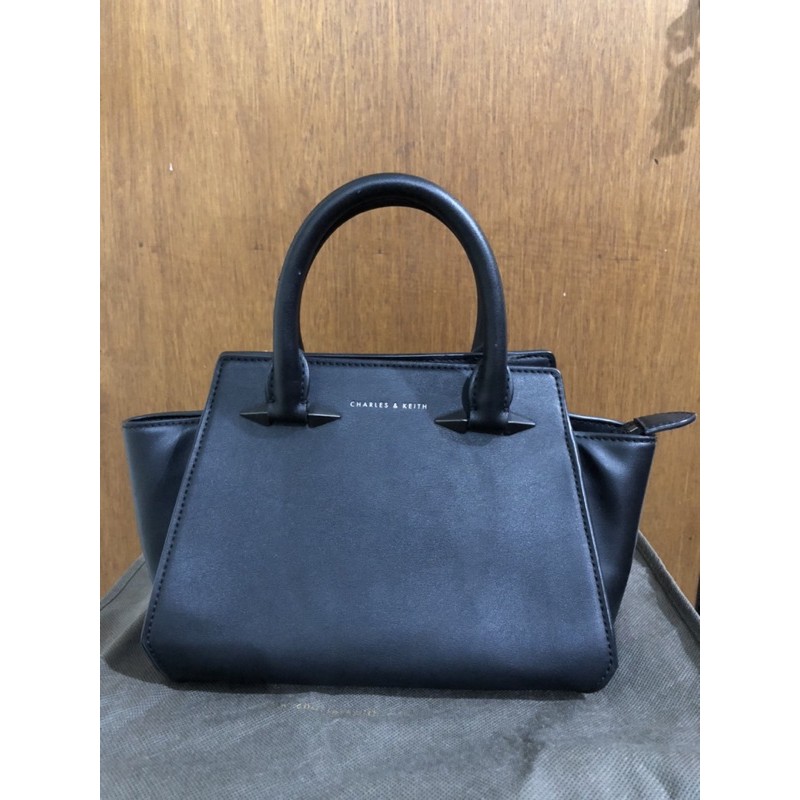 preloved tas charles and keith original counter size S hitam