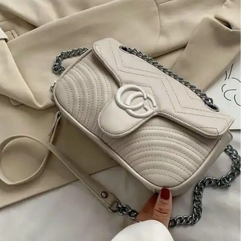 

Kode : SALE ELJ 5144IDR : 125 rbBahan : Kulit Puukuran: 14 x 25 x 9 cm