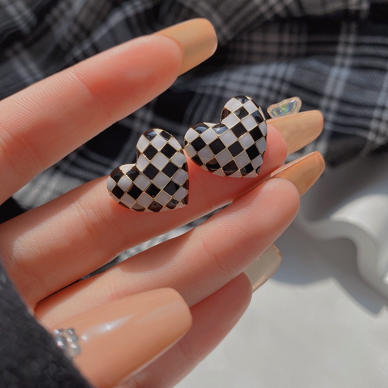 Anting Tusuk Gantung Desain Hati Motif Kotakkotak Hitam Putih Gaya Retrotrendy Untuk Wanita