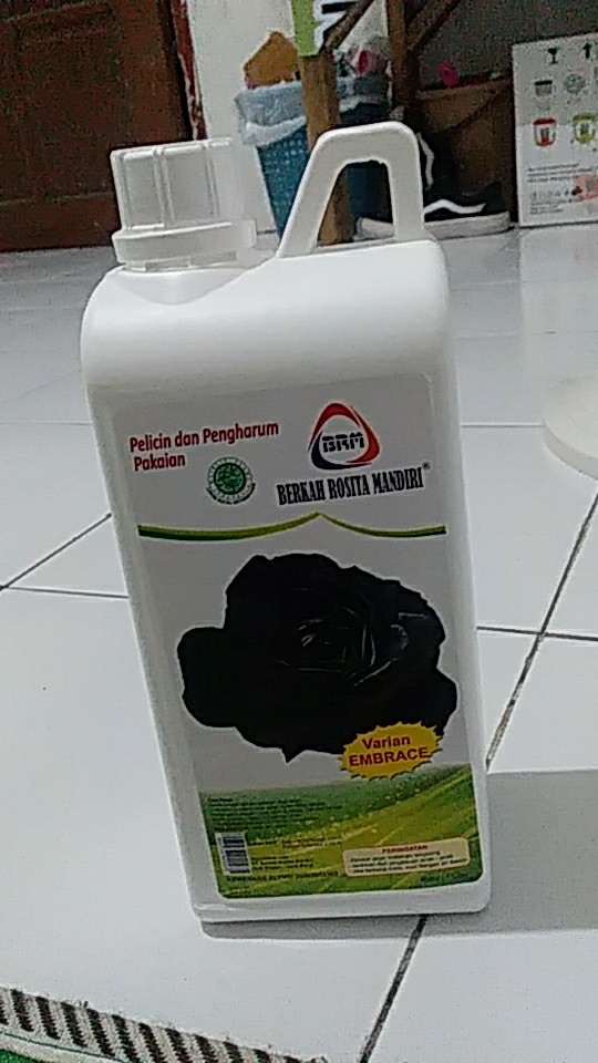 Pelicin Dan Pengharum Pewangi Pelembut Pakaian Baju Laundry Brm Jerigen 1 Liter