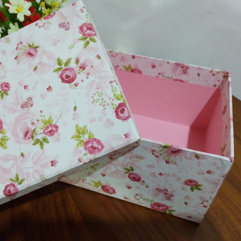 

kotak ukuran 30x10x10 cm dengan lapisan dalam dan pita