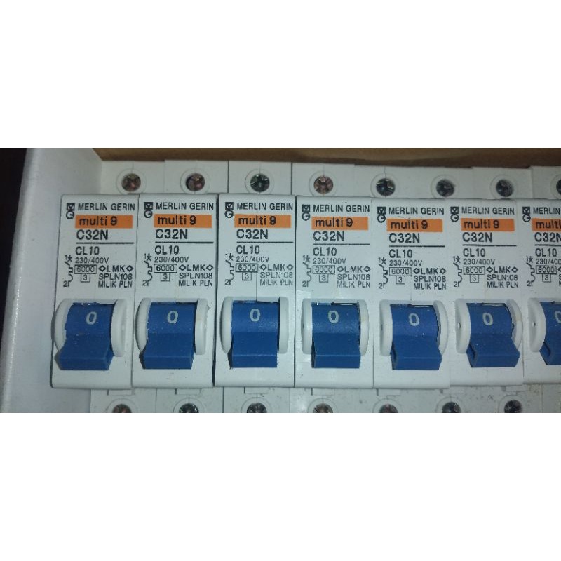 MCB 10 AMPERE MERLIN GERIN MULTI 9