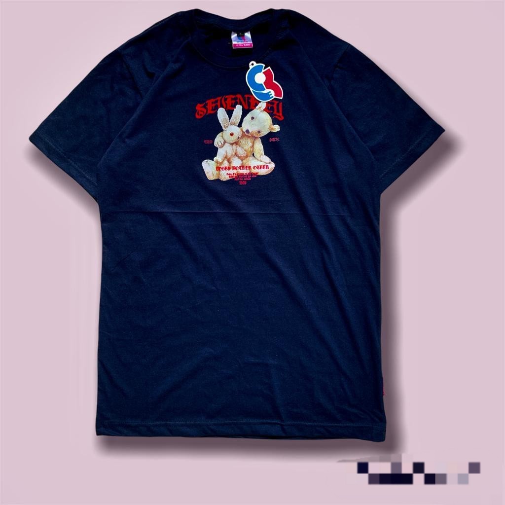KAOS DISTRO PRIA SEVENKEY PLAYBOY NAVY LENGAN PENDEK ORIGINAL BONUS STICKER