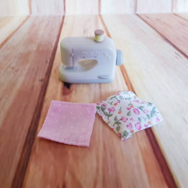 Preloved sylvanian sewing machine+dinner set