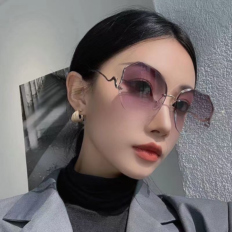 Kacamata Hitam Oversize Tanpa Bingkai Bentuk Bulat Bahan Logam Gaya Retro Untuk Wanita