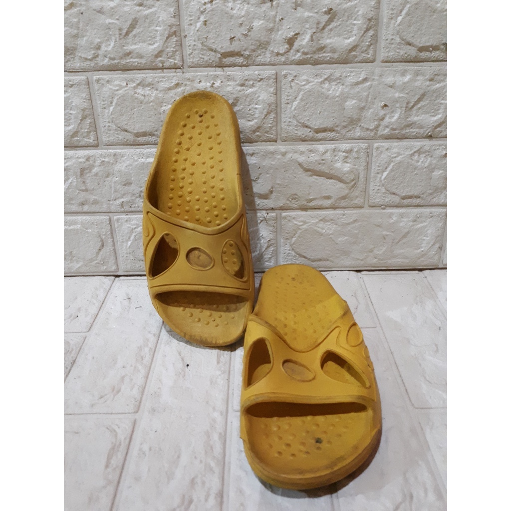 SANDAL SLIP LOGGO KUNING
