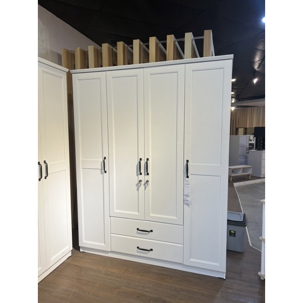 Lemari 4 Pintu