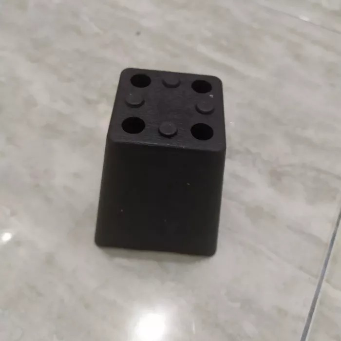 Kaki Sofa Plastik 8cm Bentuk Piramid