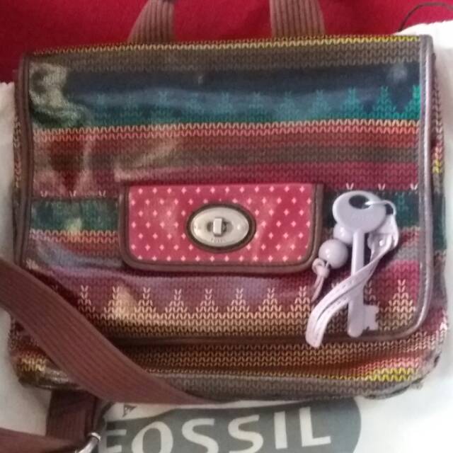 tas keyper fossil preloved. gantungan kunci nya udh sold duluan. jadi tas dikirim tanpa gantungan ke