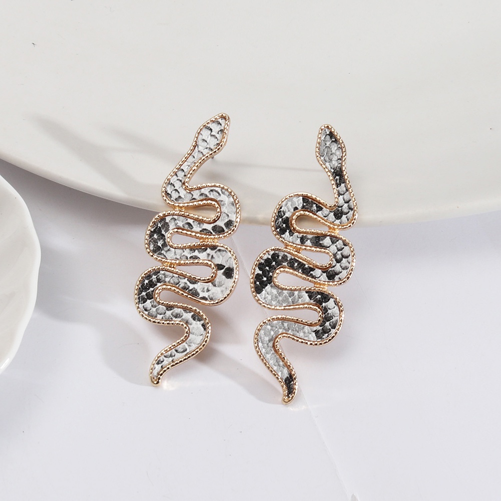 Anting Stud Bentuk Ular Bahan Alloy Gaya Punk Untuk Wanita