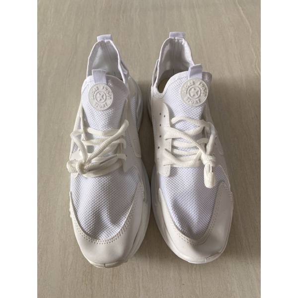 Sepatu Superme White