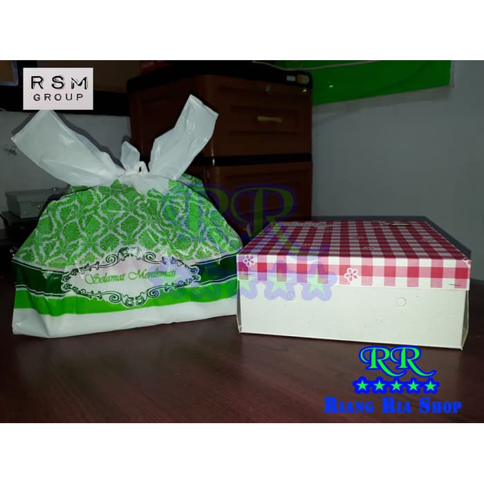 

KANTONG PLASTIK DUS BOX MAKANAN UNTUK DUS 18 X 18 SAMPAI 22 X 22 CM