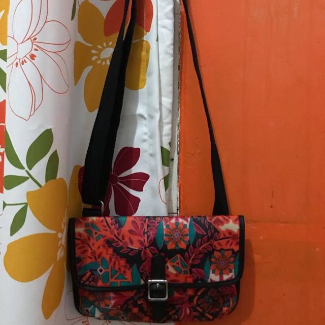 Fossil keyper mini sling bag