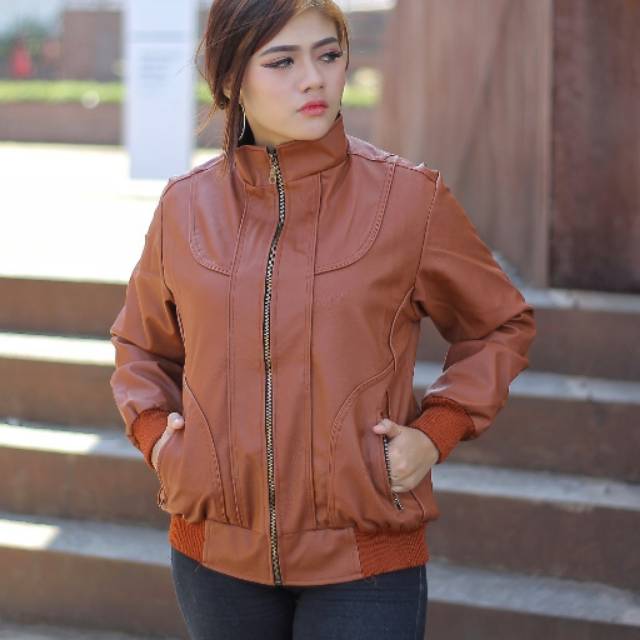 Jaket kulit keren wanita