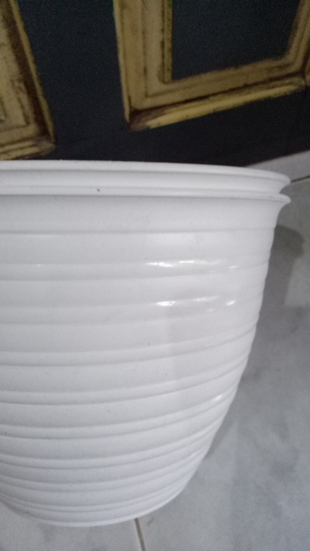 Pot Bunga Model Tawon 24 Cm Putih