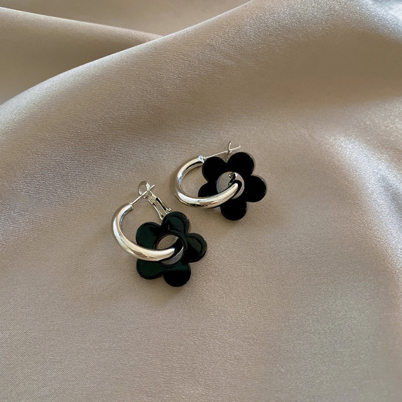 Anting Bentuk Bunga Warna Hitam Gaya Korea