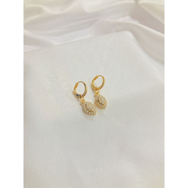 anting gantung oval wanita cantik